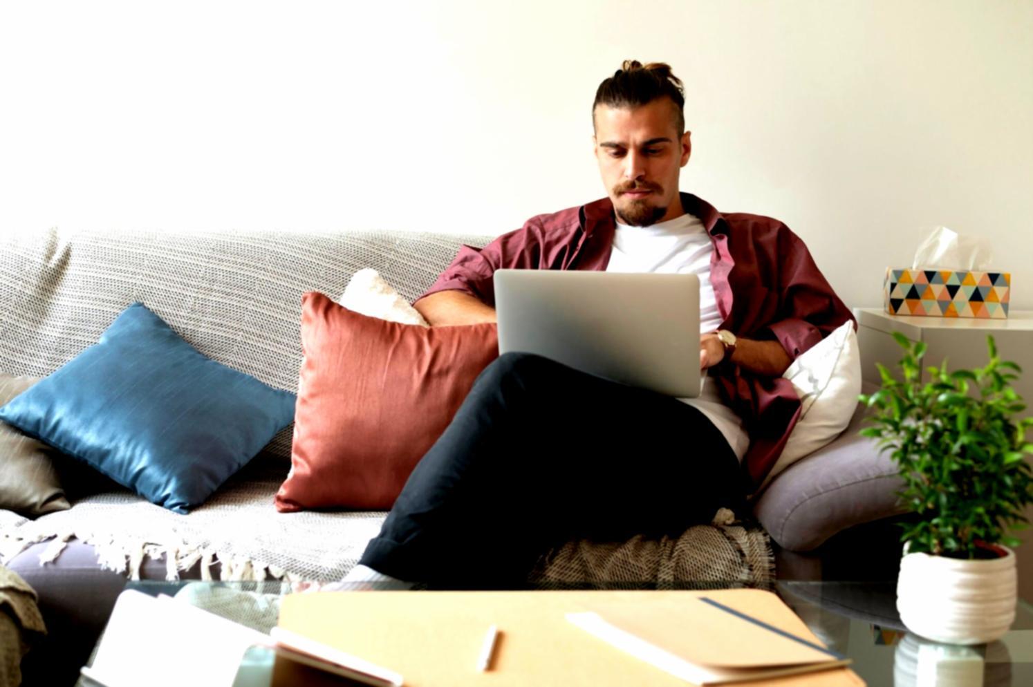 Profesional trabajando en la planificación financiera de eventos con documentos y calculadora